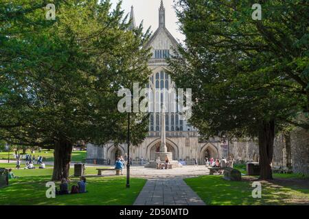 Winchester Cathedral, Blick im Sommer auf die Menschen entspannen in der Kathedrale Gelände in der Hampshire Stadt Winchester, England, Großbritannien. Stockfoto