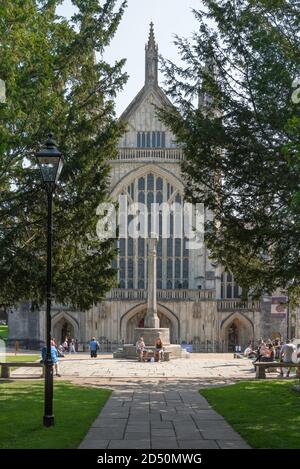 Winchester Cathedral, Blick im Sommer auf die Menschen entspannen in der Kathedrale Gelände in der Hampshire Stadt Winchester, England, Großbritannien. Stockfoto