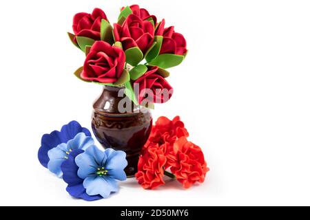 Isoliert auf weißem Hintergrund Bilder Stillleben mit Blumen und Vase, schöne Komposition, Urlaub Stockfoto