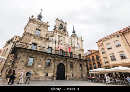 Astorga, Spanien. Das Ayuntamiento (Rathaus) der Stadt Astorga, ein Gebäude mit zwei Türmen und einem Giebel Stockfoto