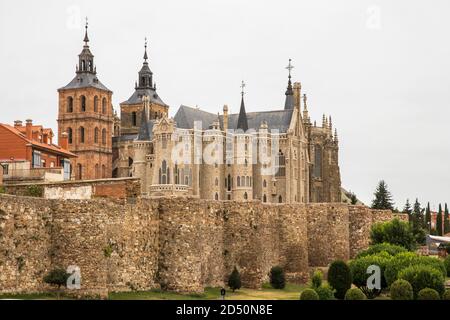 Astorga, Spanien. Blick auf den Gaudi-Palast, die Kathedrale Santa Maria und die Stadtmauer Stockfoto