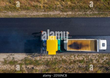 Asphalt Pflasterfertiger Maschine neue Straßenbau Luftbild. Stockfoto