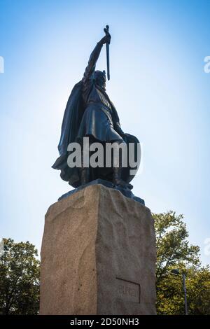 König Alfred, Ansicht einer Statue des sächsischen englischen Königs Alfred in Winchester, Hampshire, England, Großbritannien Stockfoto