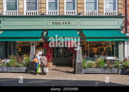 Ivy Restaurant, Blick im Sommer auf das Ivy Restaurant in Winchester High Street, Hampshire, England, Großbritannien Stockfoto