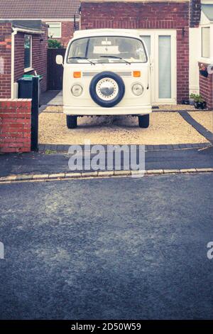 Klassischer Vintage Volkswagen Wohnmobil in der Auffahrt eines Hauses in Consett, County Durham, Großbritannien Stockfoto