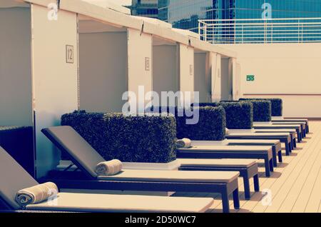 Eine Reihe leerer Liegestühle auf dem Kreuzschiff Stockfoto