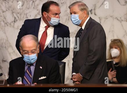 Washington, DC. Oktober 2020. Senator Michael Lee (R-UT) (2. L), Mitglied des Justizausschusses des US-Senats, spricht mit dem Vorsitzenden Senator Lindsey Graham (R-SC) (2. R) vor Beginn der Bestätigungsverhandlung des Senats-Justizausschusses für Richterin Amy Coney Barrett am 12. Oktober 2020 in Washington, DC. Barrett wurde von Präsident Donald Trump zur Besetzung der im September verstorbenen Justizministerin Ruth Bader Ginsburg ernannt. Kredit: Win McNamee/Pool via CNP, weltweite Nutzung Kredit: dpa/Alamy Live News Stockfoto