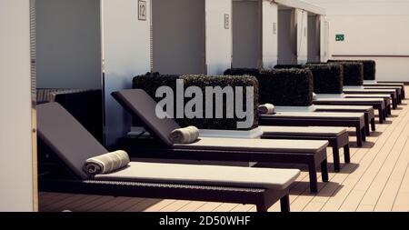 Eine Reihe leerer Liegestühle auf dem Kreuzschiff Stockfoto