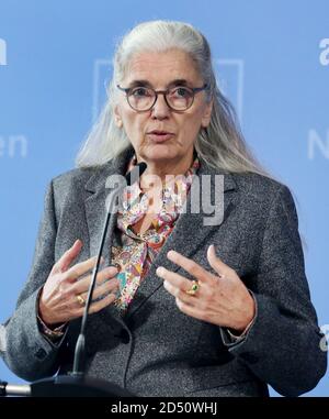 Düsseldorf, Deutschland. Oktober 2020. Isabel Pfeiffer-Poensgen, Ministerin für Kultur und Wissenschaft des Landes Nordrhein-Westfalen (überparteilich), beantwortet Fragen bei der Pressekonferenz zur Organisation des Wintersemesters 2020/2021 an Hochschulen in Nordrhein-Westfalen unter den Bedingungen der Coronapandemie. Sie sprach von einem "Hybrid-Semester" mit traditionellen Vorlesungen an den Universitäten sowie Online-Angeboten. Quelle: Roland Weihrauch/dpa/Alamy Live News Stockfoto