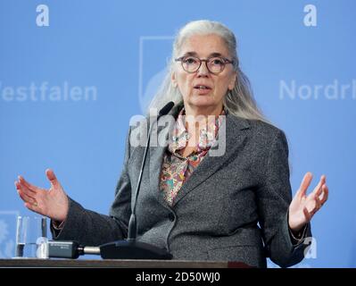 Düsseldorf, Deutschland. Oktober 2020. Isabel Pfeiffer-Poensgen, Ministerin für Kultur und Wissenschaft des Landes Nordrhein-Westfalen (überparteilich), beantwortet Fragen bei der Pressekonferenz zur Organisation des Wintersemesters 2020/2021 an Hochschulen in Nordrhein-Westfalen unter den Bedingungen der Coronapandemie. Sie sprach von einem "Hybrid-Semester" mit traditionellen Vorlesungen an den Universitäten sowie Online-Angeboten. Quelle: Roland Weihrauch/dpa/Alamy Live News Stockfoto