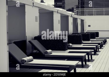 Eine Reihe leerer Liegestühle auf dem Kreuzschiff Stockfoto