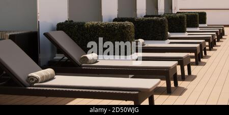 Eine Reihe leerer Liegestühle auf dem Kreuzschiff Stockfoto