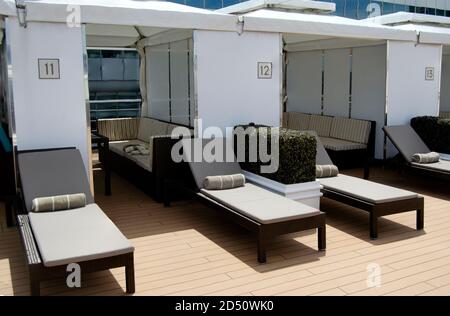 Eine Reihe leerer Liegestühle auf dem Kreuzschiff Stockfoto