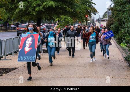 Washington, Usa. Oktober 2020. Demonstranten laufen am Montag, den 12. Oktober 2020, zum Eingang des Senate Hart Office Building, wo Richterin Amy Conley Barrett Bestätigungs-Anhörungen zum Associate Justice des Obersten Gerichtshofs der Vereinigten Staaten auf dem Capitol Hill in Washington, DC, abhalten soll. Die Anhörungen werden voraussichtlich vier Tage dauern. Sofern bestätigt, wird Barrett die im letzten Monat verstorbene Justizministerin Ruth Bader Ginsburg ersetzen. Foto von Ken Cedeno/UPI Kredit: UPI/Alamy Live Nachrichten Stockfoto