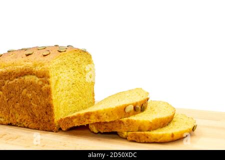 Brot aus Kürbisbrot, Samen, isoliert in weißen Hintergrund geschnitten. Stockfoto