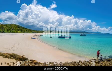 Whitsundays, Queensland, Australien - EINE Gruppe von Menschen am Strand bewundern die Aussicht und machen Fotos auf der Whitsunday Island. Stockfoto