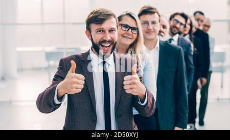 Glücklicher Unternehmer steht vor dem Business-Team und G Stockfoto