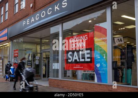 Plakate über Schaufenster verputzt Ankündigung der Schließung Verkauf in Geschäften in Retford, Nottinghamshire, Großbritannien Stockfoto