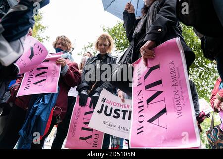 Washington, Usa. Oktober 2020. Die Demonstranten beten am Eingang des Senate Hart Bürogebäudes für die Bestätigungs-Anhörungen von Richterin Amy Conley Barrett vor dem Justizausschuss des Senats, am Montag, dem 12. Oktober 2020, ein Associate Justice des Obersten Gerichtshofs der Vereinigten Staaten auf dem Capitol Hill in Washington, DC zu werden. Die Anhörungen werden voraussichtlich vier Tage dauern. Sofern bestätigt, wird Barrett die im letzten Monat verstorbene Justizministerin Ruth Bader Ginsburg ersetzen. Foto von Ken Cedeno/UPI Kredit: UPI/Alamy Live Nachrichten Stockfoto