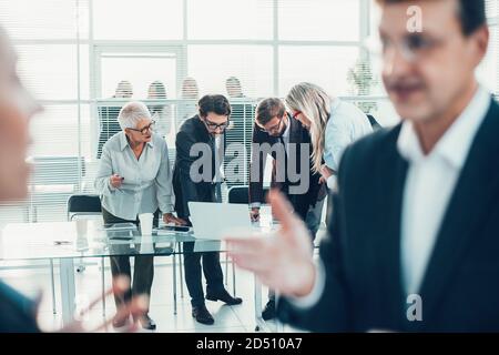Geschäftsteam arbeitet an einem neuen Projekt im Büro. Stockfoto
