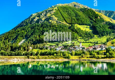 Graun im Vinschgau oder Graun Vinschgau, eine Stadt am Reschensee in Südtirol, Italien Stockfoto