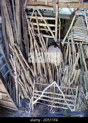 Handgefertigte Holzgegenstände in einer alten Scheune. Stockfoto