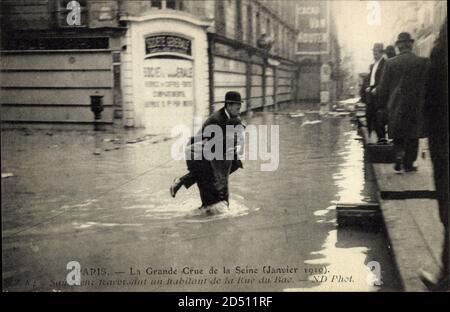 Paris, Inondation 1910, Sauveteur traversant un habitant de la Rue du Bac - weltweite Nutzung Stockfoto