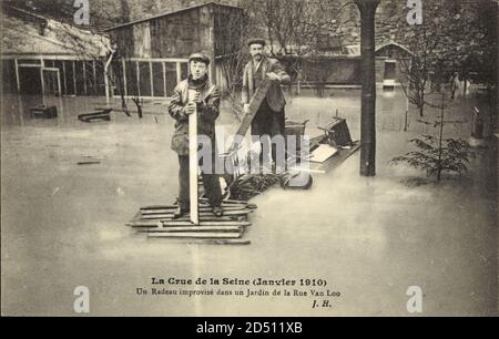 Paris, Inondation 1910, UN Radeau improvisé dans un Jardin de la Rue Van Loo - weltweite Nutzung Stockfoto