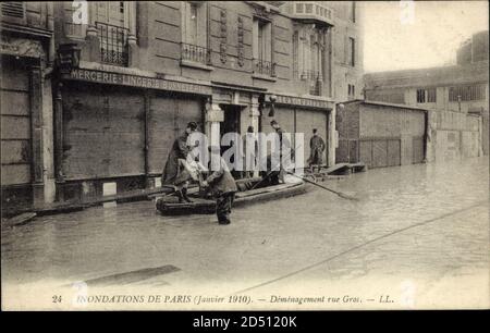 Paris, Inondation 1910, Déménagement dans la Rue Gros – weltweite Nutzung Stockfoto