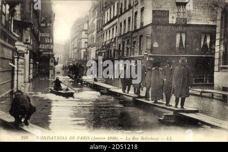Paris, Inondation 1910, vue générale de la Rue Bellechasse – weltweite Nutzung Stockfoto