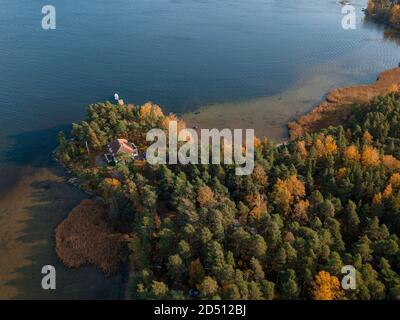 Die Küste des Finnischen Meerbusens und am Horizont sehen Sie Helsinki, einen sonnigen Herbsttag. Skandinavische Natur und Landschaft. Luftaufnahme von der Drohne. Hochwertige Fotos Stockfoto