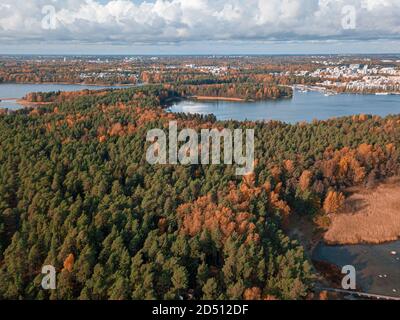 Die Küste des Finnischen Meerbusens und am Horizont sehen Sie Helsinki, einen sonnigen Herbsttag. Skandinavische Natur und Landschaft. Luftaufnahme von der Drohne. Hochwertige Fotos Stockfoto