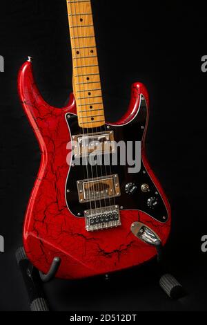 Frankenstrat Gitarre in knisternden rot schwarz Finish, Chrom Humbucker Pickups, Hardtail Brücke, drei-Wege-Switching. Antoria-Ausschnitt. Stockfoto
