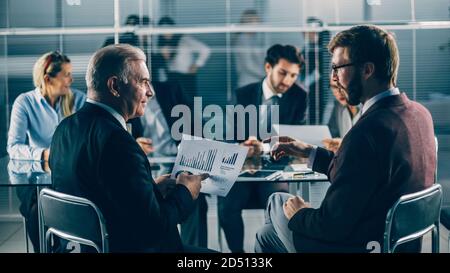 Gruppe von Geschäftsleuten ueber finanzielle Dokumente Stockfoto