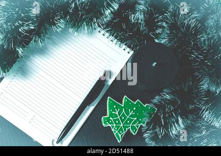 Draufsicht Flat Lay Weihnachten Stillleben von weihnachtsdekorationen Auf einem grünen Hintergrund Stockfoto