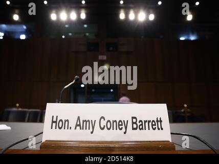 Washington, DC, USA. Oktober 2020. Die Zeugenaussage für Richterin Amy Coney Barrett, die für den Obersten Gerichtshof nominiert ist, soll am ersten Tag ihrer Bestätigungsverhandlung am 12. Oktober 2020 auf dem Capitol Hill in Washington, DC vor dem Justizausschuss des Senats auszusagen. Barrett wurde von Präsident Donald Trump zur Besetzung der im September verstorbenen Justizministerin Ruth Bader Ginsburg ernannt. Kredit: Win Mc Namee/Pool Über Cnp/Media Punch/Alamy Live News Stockfoto