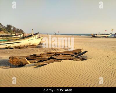 Blick auf die Holzreste eines Fischerbootes Mit mehr Fischerbooten und Meer im Hintergrund Stockfoto