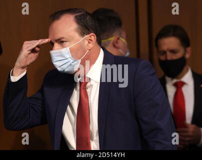 Washington, DC, USA. Oktober 2020. Mitglied des Justizausschusses des Senats Vereinigte Staaten Senator Mike Lee (Republikaner von Utah) trifft am 12. Oktober 2020 in Washington, DC, beim Justizausschuss des Senats ein Bestätigungsverhör für Richterin Amy Coney Barrett am Kapitol Hill ein. Barrett wurde von Präsident Donald Trump zur Besetzung der im September verstorbenen Justizministerin Ruth Bader Ginsburg ernannt. Kredit: Win Mc Namee/Pool Über Cnp/Media Punch/Alamy Live News Stockfoto