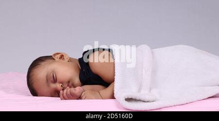 Kleines Baby schlafen , unter weißer Decke. Stockfoto