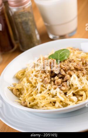 Türkischer Noodle / Eriste mit Käse, Walnüsse auf Holzhintergrund Stockfoto