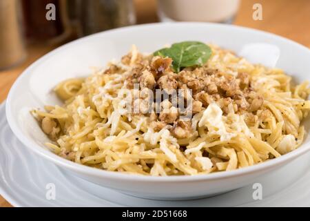 Türkischer Noodle / Eriste mit Käse, Walnüsse auf Holzhintergrund Stockfoto