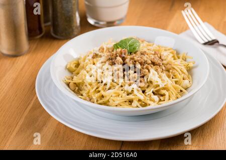 Türkischer Noodle / Eriste mit Käse, Walnüsse auf Holzhintergrund Stockfoto