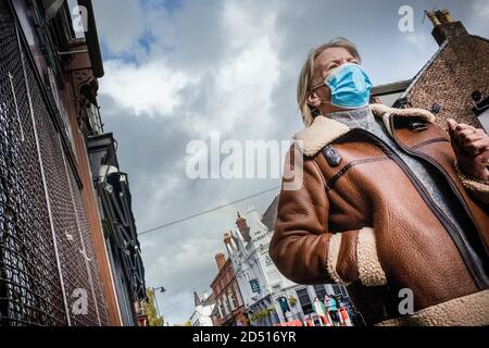 Liverpool Covid-19 Coronavirus Lockdown. Frauen mit Gesichtsmaske in Liverpool gehen die Straße hinunter mit sozialen Distanzierungssperren Stockfoto