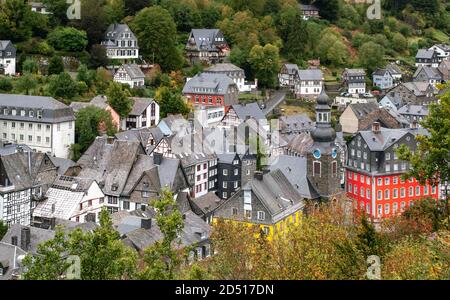 Kirche und bunte Gebäude im Zentrum von Monschau, Deutschland. Stockfoto