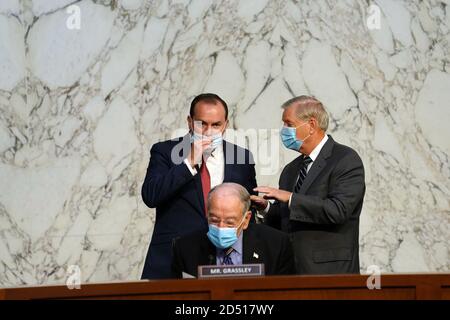 Von links: US-Senator Mike Lee (Republikaner von Utah), US-Senator Chuck Grassley (Republikaner von Iowa), Und US-Senatorin Lindsey Graham (Republikaner von South Carolina), Vorsitzender des Justizausschusses des US-Senats, der sich auf die Bestätigungsverhandlung von Richterin Amy Coney Barrett auf dem Capitol Hill in Washington, DC am 12. Oktober 2020 vorbereitet. Quelle: Erin Schaff/Pool über CNP /MediaPunch Stockfoto