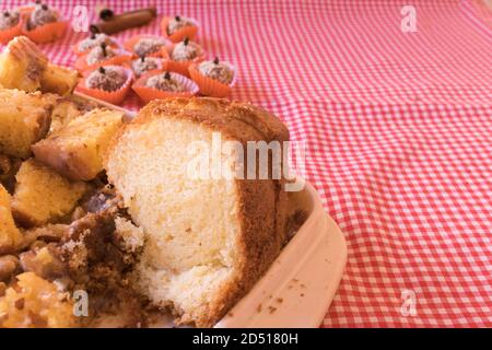 Brasilianischer Nachtisch Milchkuchen auf einem Holztisch. . Festa Junina Party Brasilianische Kultur Konzept Bild. Stockfoto