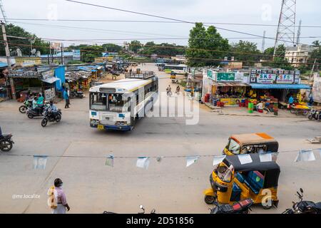 Pileru, Andhra Pradesh, Indien - Oktober 03,2020 :die schöne Aussicht auf Express Andhra Bus kommt aus dem Bustop nach COVID-19 Lockdown Stockfoto