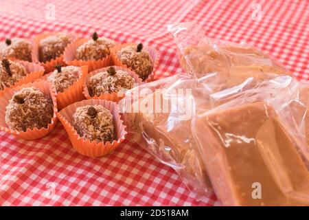 Brasilianisches Dessert Milchbonbon auf einem Holztisch. Festa Junina Party Brasilianische Kultur Konzept Bild. Stockfoto