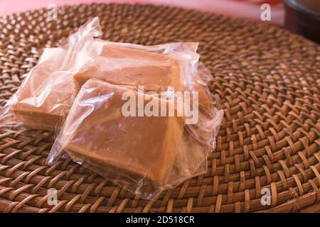 Brasilianisches Dessert Milchbonbon auf einem Holztisch. Festa Junina Party Brasilianische Kultur Konzept Bild. Stockfoto