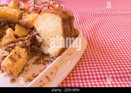 Brasilianischer Nachtisch Milchkuchen auf einem Holztisch. . Festa Junina Party Brasilianische Kultur Konzept Bild. Stockfoto